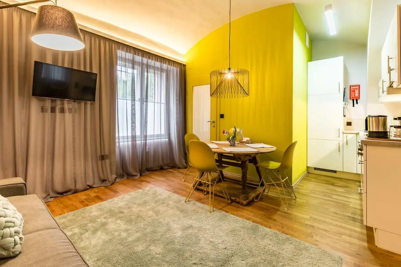 Апартаменты Yellow Flat By Grazrentals With Best Location & Free Parking